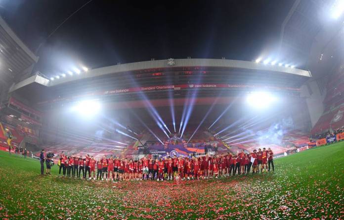 LIVERPUL SLAVI: Svi pjevaju čuvenu pjesmu, navijači ipak na ulicama