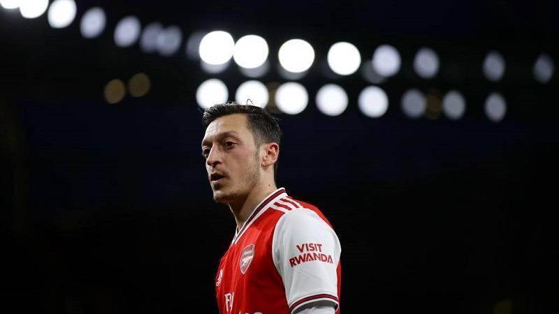 Milionska ponuda i gratis neobičan biznis na stolu za Mesuta Ezila