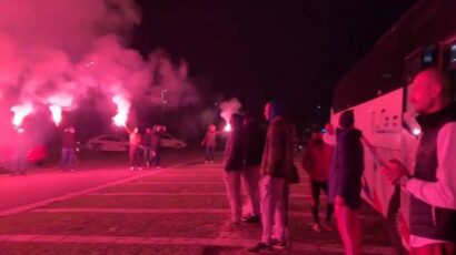 Navijači Zvezde svoje pulene bakljadom ispratili na derbi u košarci (VIDEO)