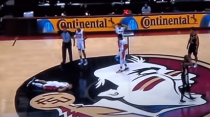 Mladi košarkaš univerziteta Florida kolabirao na parketu (VIDEO)