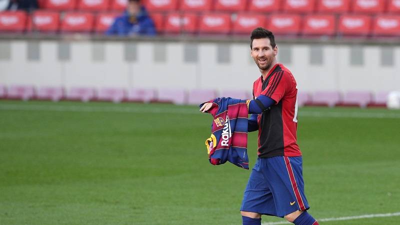 Mesi se automobilom probijao kroz bujice navijača (VIDEO)