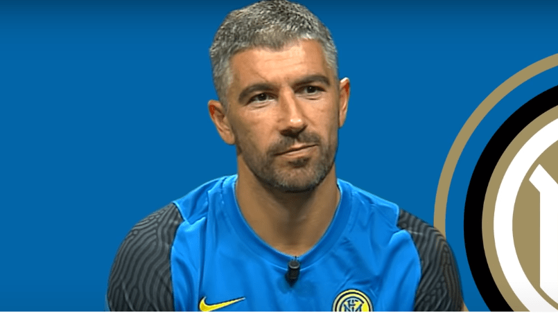 Kolarov u svom stilu čestitao Božić (VIDEO)