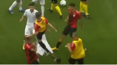 Kung-fu potez na utakmici mladih fudbalera u Brazilu (VIDEO)