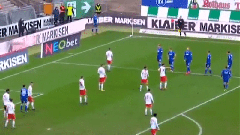 Tanka je linija između genija i ludaka, procijenite gdje pripada tim koji je izveo ovaj korner (VIDEO)