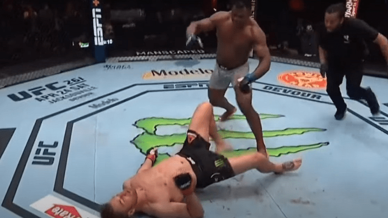 Brutalnom serijom udaraca Predator patosirao Miočića (VIDEO)