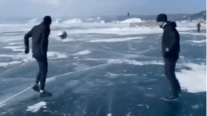 Legendarni ruski fudbaler slavio u maratonu na ledu (VIDEO)