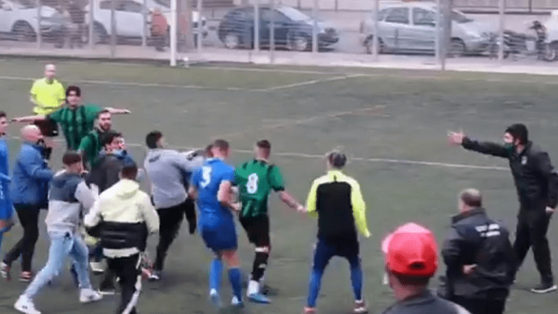 Brutalna tuča navijača i igrača u Španiji (VIDEO)