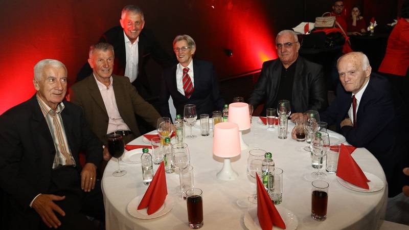 Veterani Fudbalskog kluba Sarajevo: "Zatvaranje škole je vrijeđanje inteligencije, razočarani smo odlukom uprave"