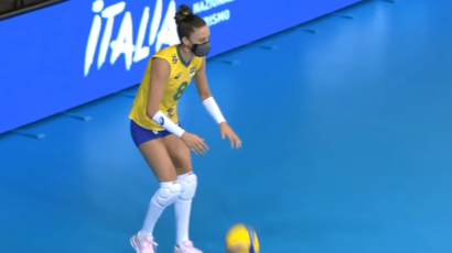Odbojkašica Brazila igra utakmice s maskom