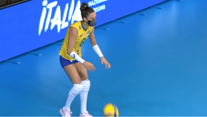 Odbojkašica Brazila igra utakmice s maskom