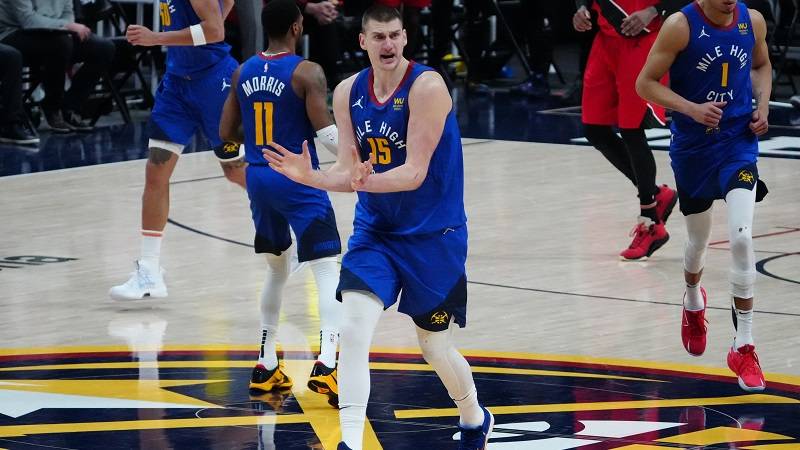 (VIDEO) Jokić tripl-dabl učinkom razbio Hit, pa napravio skandal: MVP nokautirao Morisa pred kraj meča