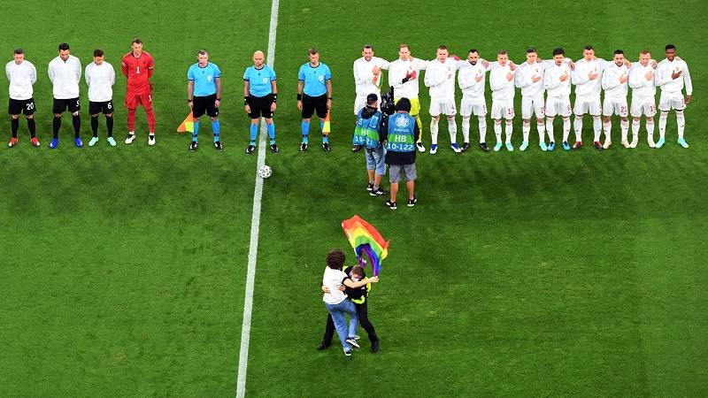 Haos ispred Puškaš Arene: Holandskim navijačima oduzete LGBT zastave