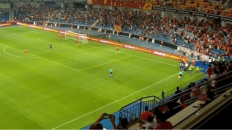 Fudbaler PSV-a pogođen flašom u Istanbulu