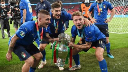 Imobile u slavlju proklizao po travi pa ostao bez šorca (VIDEO)