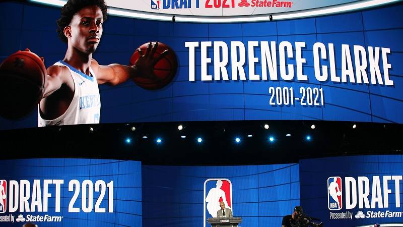 Adam Silver odao počast prerano preminulom košarkašu, NBA liga izabrala Terensa Klarka (VIDEO)