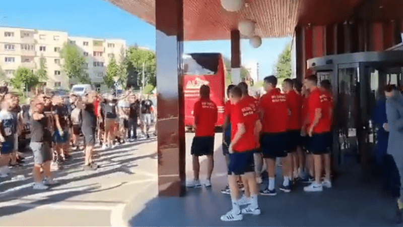 Lešinari u Klužu dočekali igrače ispred hotela i ispratili ih na istorijskih 90 minuta (VIDEO)