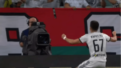 Bizarna scena u Varšavi: Proslavio gol pa pokidao ligamente (VIDEO)