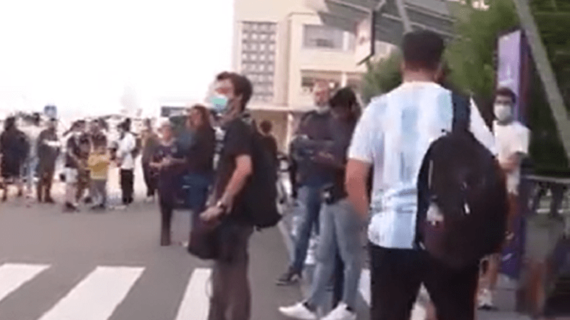 Parižani na aerodromu čekaju Lionela Mesija (VIDEO)