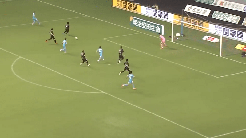 Nesrećnom defanzivcu prije primljenog gola lopta u dvije sekunde dva puta prošla kroz noge (VIDEO)