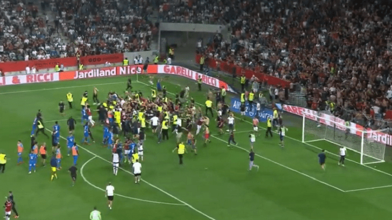 Strašne scene u Francuskoj: Navijači Nice upali na teren da se obračunaju sa igračima Marselja (VIDEO)