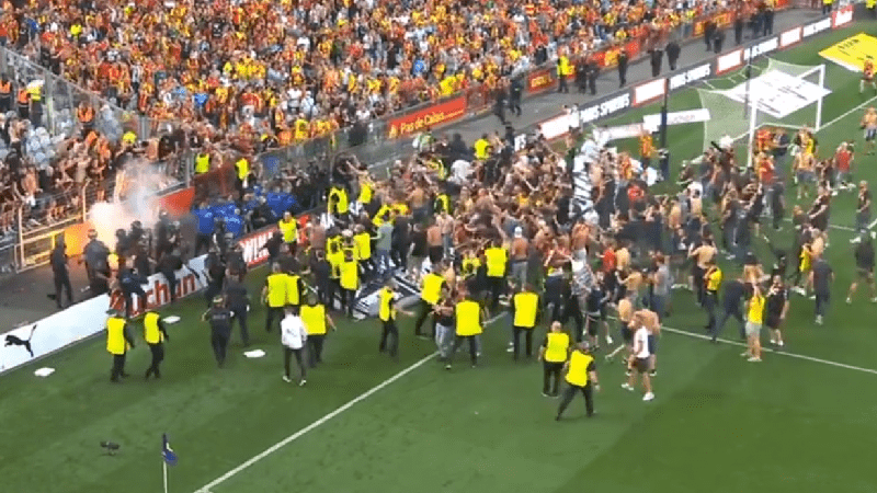 Lens slavio u meču kog su prekidali njegovi navijači, dok je Bordo bio bolji od Sent Etjena (VIDEO)