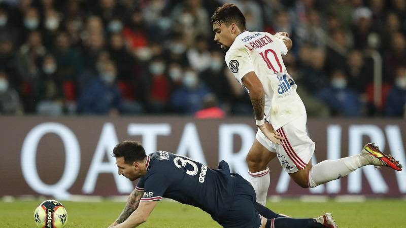 Bizarno: Paketa dobio žuti karton zbog driblinga (VIDEO)