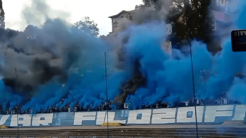 Manijaci obojili cijelu južnu tribinu u plavo (VIDEO)