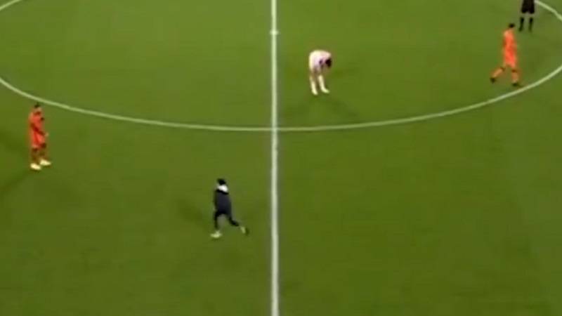 Dječak utrčao na teren na meču Holandije i Crne Gore, Depaj mu ispunio san (VIDEO)