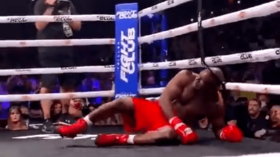 Povratak Holifilda u ring završio neslavno: Legendarni šampion nokautiran u prvoj rundi (VIDEO)