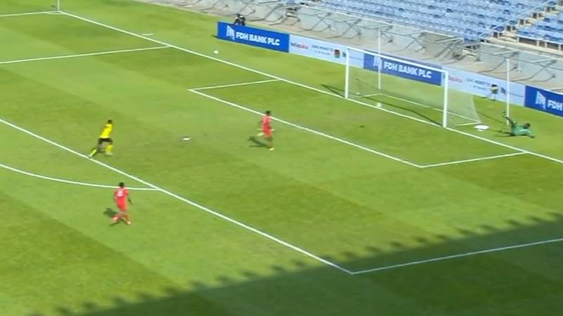 Krajnje komičan gol na utakmici Malavi - Mozambik, a potom luda proslava (VIDEO)