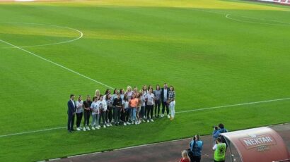Pred početak meča na Gradskom stadionu predstavljen ŽFK Borac, Malbašić igračicama uručio po ružu