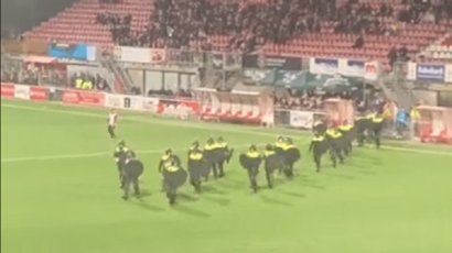 (VIDEO) Užasno divljanje navijača prekinulo utakmicu u Holandiji