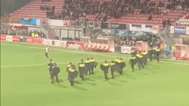 (VIDEO) Užasno divljanje navijača prekinulo utakmicu u Holandiji