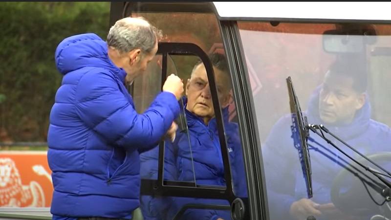 (VIDEO) Van Gal pod svaku cijenu želio voditi trening Oranja, na terenu se pojavio u vozilu za golf