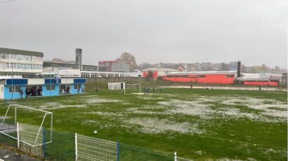 (VIDEO) Završeno 12 minuta vaterpola na fudbalskom terenu u Kalesiji