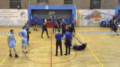 (VIDEO) Košarkaši Sokoca izrevoltirani suđenjem verbalno napali arbitre pa napustili teren