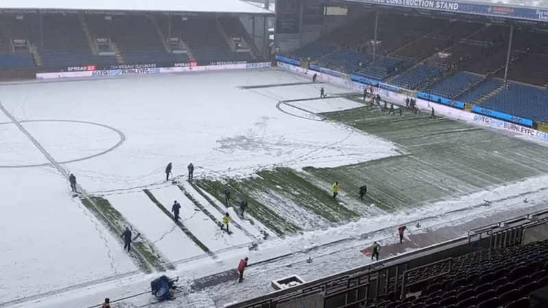 (FOTO) Barnli u nemogućim uslovima dočekuje Totenhem, direktor kluba čisti snijeg