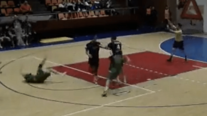 (VIDEO) Haos u srpskom rukometu: Rukometaš nokautirao protivnika pa izbila opšta ludnica na parketu