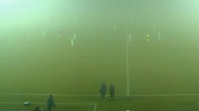 (FOTO) Zastrašujuća magla prekrila stadion, utakmica morala biti prekinuta