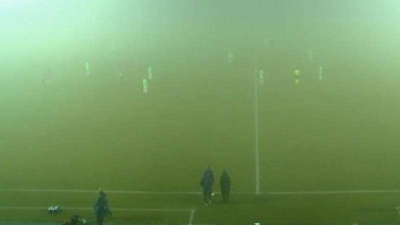 (FOTO) Zastrašujuća magla prekrila stadion, utakmica morala biti prekinuta