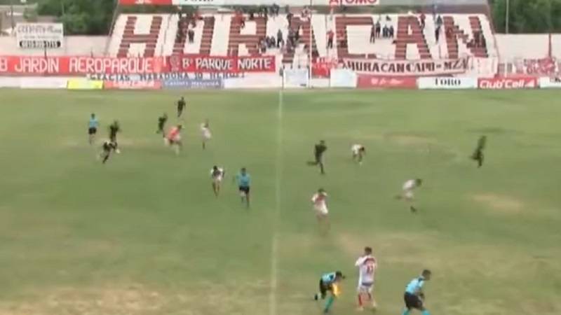 (VIDEO) Fudbaleri se razbježali nakon pucnjave sa tribina