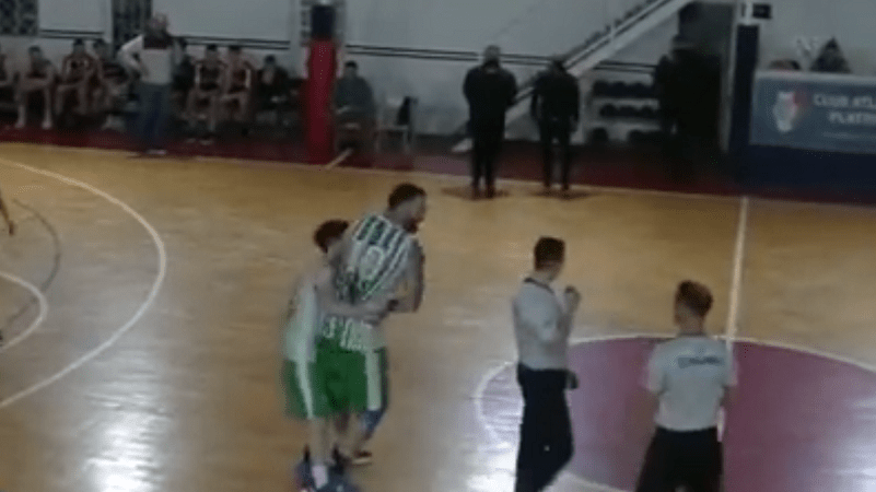 (VIDEO) Div iz Argentine izgubio živce i potom jurio sudiju po parketu