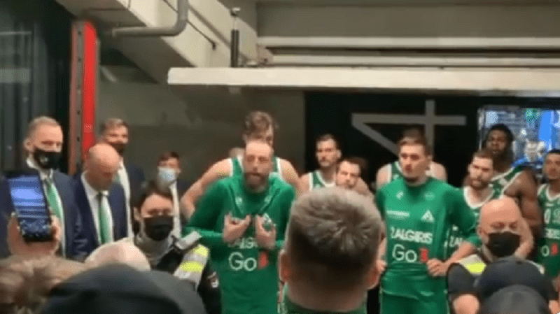 (VIDEO) Navijači Žalgirisa presreli igrače u tunelu nakon poraza od Ritasa