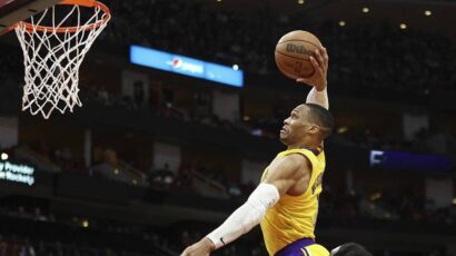 (VIDEO) Vestbruk izblokiran od strane obruča, košarkaš Lejkersa promašio čisto zakucavanje