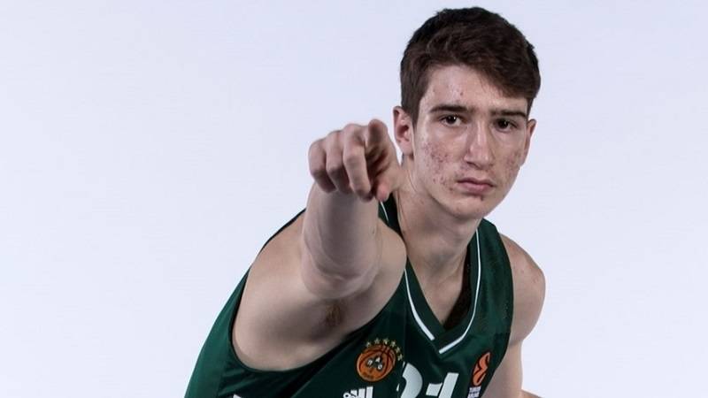 (VIDEO) Košarkaš Panatinaikosa postao rekorder Evrolige kao najmlađi igrač koji je postigao poene