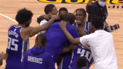 (VIDEO) Luda završnica u Sakramentu pripala Kingsima, odbrana Maveriksa pukla u ključnom momentu