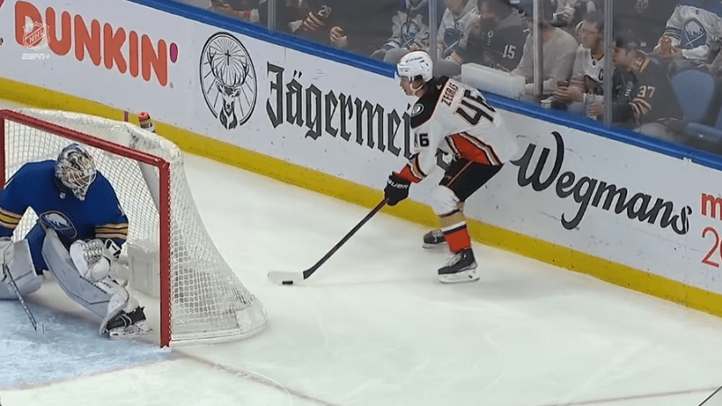 (VIDEO) Čarolija na ledu: Viđena jedna od najljepših asistencija u istoriji hokeja