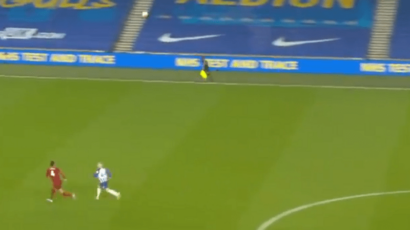 (VIDEO) Van Dajkovo dodavanje glavom samom sebi je i dalje nevjerovatna scena