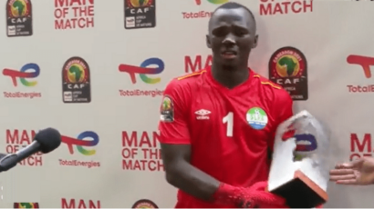 (VIDEO) Golman Sijera Leonea u suzama primio nagradu za igrača utakmice