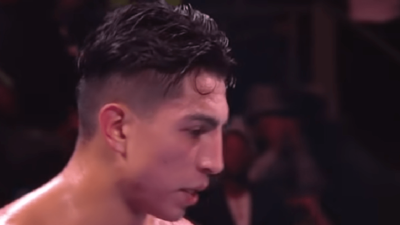 (VIDEO) Kada padam, padam sa stilom: Bokseru sređivali frizuru tokom borbe